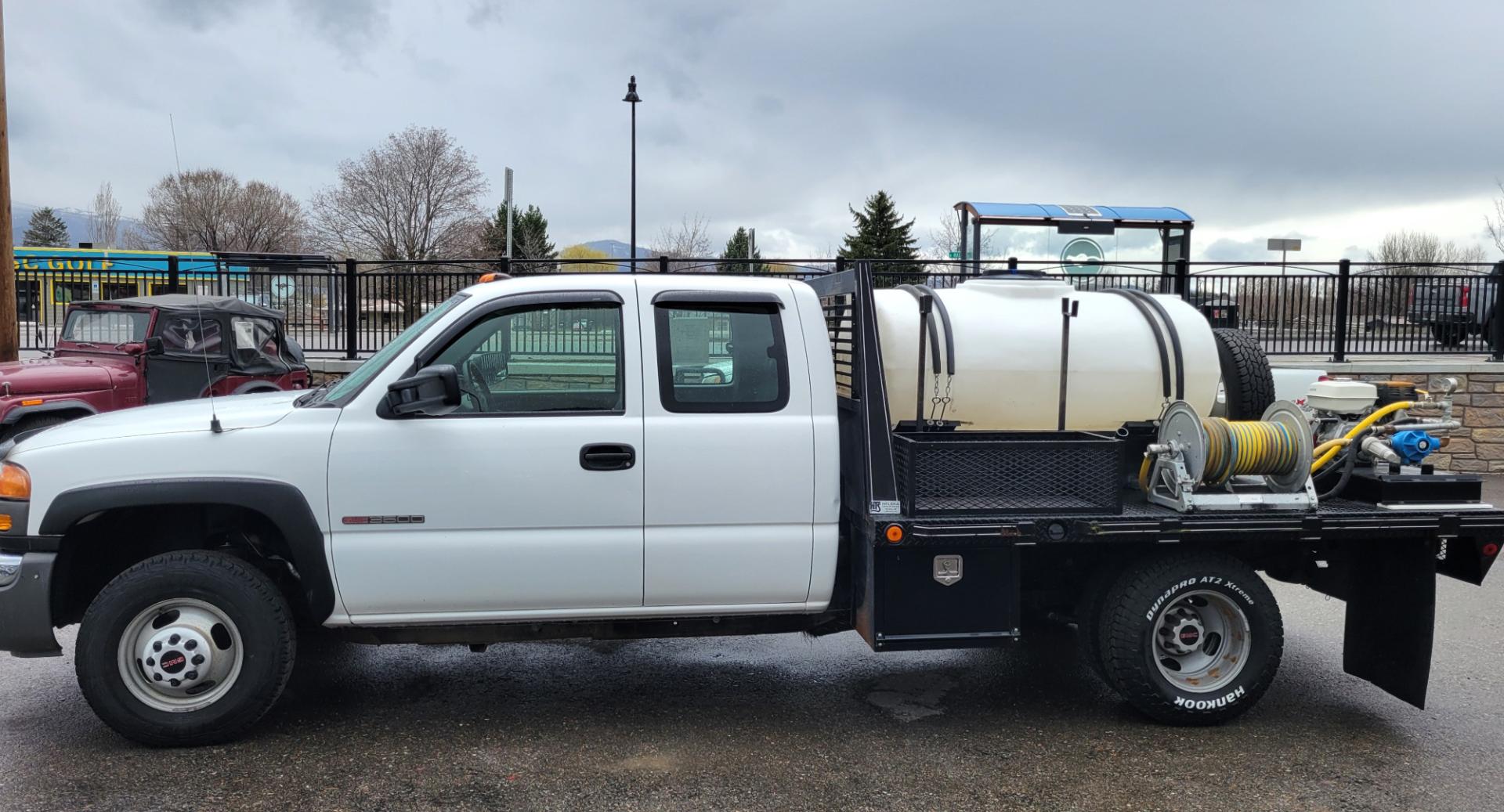 2005 White /Black GMC Sierra 3500 Ext. Cab 4WD (1GDJK39G65E) with an 8.1L V8 OHV 16V engine, Automatic transmission, located at 450 N Russell, Missoula, MT, 59801, (406) 543-6600, 46.874496, -114.017433 - Photo#3